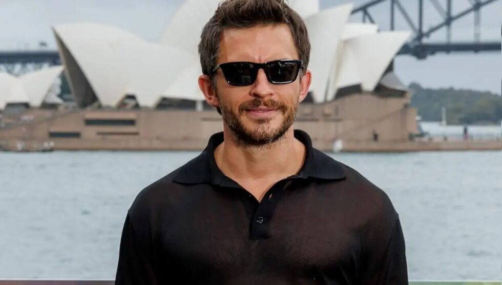 Der englische Schauspieler Jonathan Bailey (37, Bridgerton, Wicked) ist der Sexiest Man Alive 2025. Er spricht über Ruhm, KI-Rollen und seine Stiftung "The Shameless Fund".