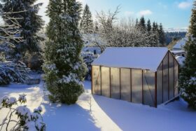 Gewächshaus im Winter isolieren und Pflanzen vor Frost schützen. Mit Luftpolsterfolie & Dämmplatten Wärmeverlust stoppen und Heizkosten senken.