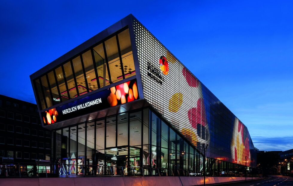 Deutsches Fußballmuseum Dortmund mit Glasfassade und heller Beleuchtung. Erfahren Sie mehr über DFB-Historie, Trophäen und Anfahrt in Dortmund.