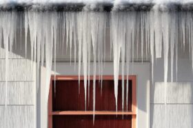 Hausbesitzer müssen vor dem Frostbeginn Dach, Fenster, Rohre und Dämmung prüfen. Mit 7 praktischen Tipps vermeiden Sie teure Winterschäden und sparen Energie.