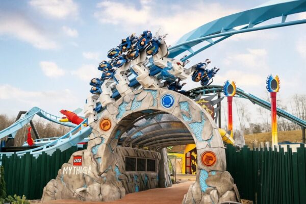 Das Legoland Deutschland in Günzburg bietet mit der neuen Themenwelt Mythica und dem Wing-Coaster Maximus Fantasy-Abenteuer. Alle Infos zur Winteröffnung und den Attraktionen.