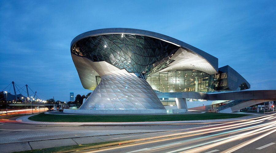 Das BMW Museum in München vereint Design und Technik. Erfahren Sie alles über die Ikonen, die 25 Ausstellungszonen, Eintrittspreise und die kostenlose BMW Welt.