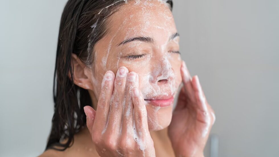 Gesichtsreinigung ist die Basis: Lernen Sie die besten Methoden (Double Cleansing), Inhaltsstoffe und wo Sie geprüfte Reinigungsmittel in Deutschland kaufen.