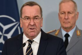 Verteidigungsminister Pistorius warnt vor Russlands hybriden Angriffen. NATO-General Gerhartz fordert von Deutschland tiefgreifende Reformen bei Beschaffung und Wehrdienst.