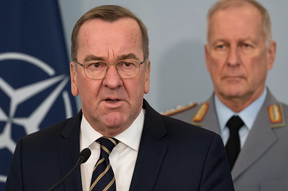 Verteidigungsminister Pistorius warnt vor Russlands hybriden Angriffen. NATO-General Gerhartz fordert von Deutschland tiefgreifende Reformen bei Beschaffung und Wehrdienst.