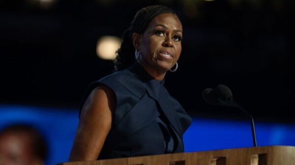 Michelle Obama erteilt Präsidentschafts-Ambitionen eine klare Absage: "Verschwendet nicht meine Zeit." Sie kritisiert die fehlende Bereitschaft der USA für eine Präsidentin.