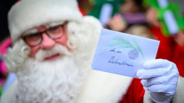 Weihnachtspost 2025: Alle Fristen für Himmelpfort (07.12.) und Himmelstadt (17.12.). Wer ist schneller? Tipps, Adressen und Porto-Details für eine garantierte Antwort.