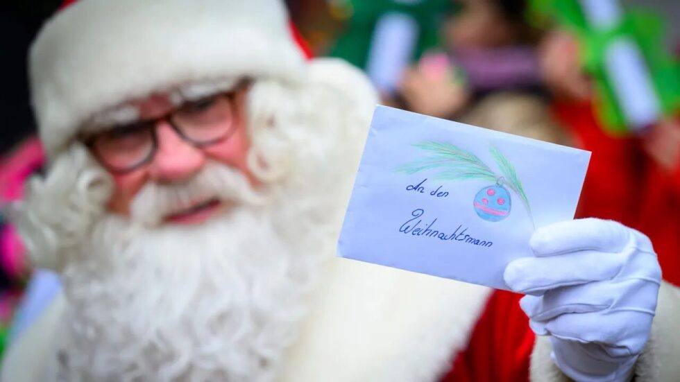 Weihnachtspost 2025: Alle Fristen für Himmelpfort (07.12.) und Himmelstadt (17.12.). Wer ist schneller? Tipps, Adressen und Porto-Details für eine garantierte Antwort.