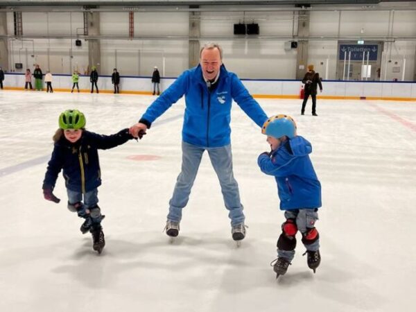 Eislaufen in Düsseldorf 2025/2026: Alle Adressen, Öffnungszeiten und Preise der 5 besten Eisbahnen. Tipps für Eissporthalle Rath und Freiluftbahnen.