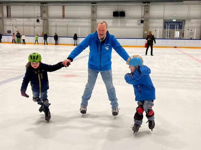 Eislaufen in Düsseldorf 2025/2026: Alle Adressen, Öffnungszeiten und Preise der 5 besten Eisbahnen. Tipps für Eissporthalle Rath und Freiluftbahnen.