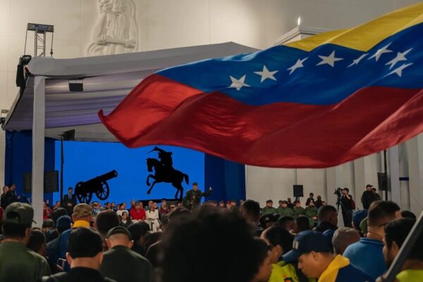 US-Präsident Trump erklärte den Luftraum über Venezuela für geschlossen und droht mit Angriffen. Die Aktion soll Drogenhändler abschrecken, zielt aber auch auf Maduros Sturz ab.