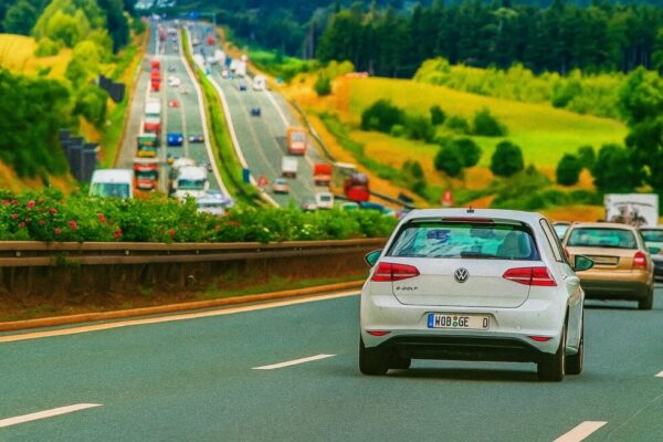 Autobahn fahren in Deutschland? Erfahren Sie die Regeln: Gebot des Rechtsfahrens, Mindestabstand und wie Sie die Rettungsgasse richtig bilden. Praktische Tipps für Reisende.