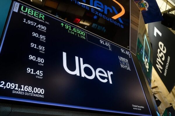 Uber verfehlt Gewinnerwartung im Q3 2025, trotz Rekord bei Fahrten und Buchungen. Unerwartete Rechtskosten und gedämpfte Ebitda-Prognose führen zu Kurseinbruch.