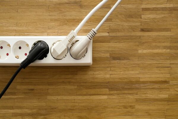 Stecker ziehen spart nicht immer Strom. Erfahren Sie, warum Sie Tintenstrahldrucker, WLAN-Router und OLED-Fernseher nicht vom Netz trennen sollten. Hohe Folgekosten drohen.