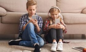 Mediensucht: 25 % der Jugendlichen nutzen Social Media riskant (DAK 2023). Wie Dopamin-Kicks das Zuhören blockieren und welche 3-Schritte-Strategie Eltern hilft.