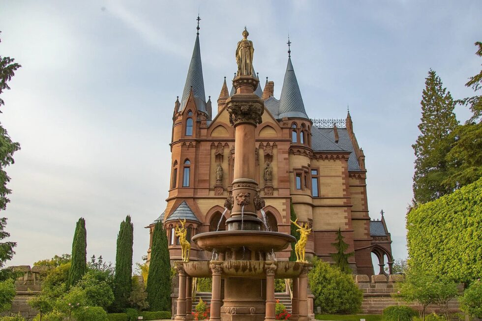 Schloss Drachenburg Übernachtung im 4-Sterne-Hotel in Königswinter inklusive Eintritt ab 59 Euro. Wir zeigen, wie Sie diesen Deal finden und das märchenhafte Schloss erleben. Fakten 2025.