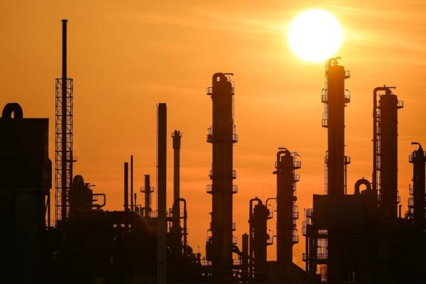 EU-Emissionshandel Reform gefordert. Topmanager der deutschen Chemie (BASF, Lanxess) warnen vor dem Ende der Industrie. Analyse der CBAM-Problematik und CO₂-Kosten 2025.