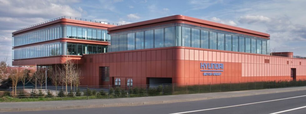 Hyundai Motor Group eröffnet €150M Square Campus. Größte NVH-Kammer, EV-Tests, 500 Mitarbeiter. Entwicklung von ADAS und E-Autos für Europa.