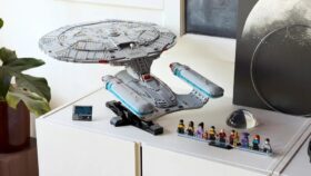 LEGO bringt mit der Enterprise-D das erste Star-Trek-Set nach Deutschland. Ab 28. November 2025 erhältlich – 3.600 Teile, Preis rund 380 Euro.