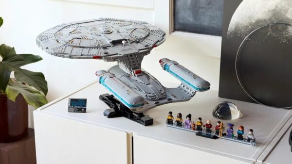 LEGO bringt mit der Enterprise-D das erste Star-Trek-Set nach Deutschland. Ab 28. November 2025 erhältlich – 3.600 Teile, Preis rund 380 Euro.