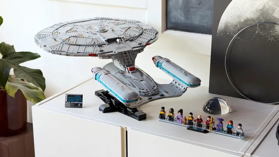 LEGO bringt mit der Enterprise-D das erste Star-Trek-Set nach Deutschland. Ab 28. November 2025 erhältlich – 3.600 Teile, Preis rund 380 Euro.