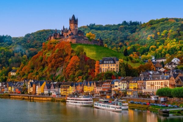 Moseltal Reiseführer 2025: Entdecken Sie Burgen, Riesling-Wein (62% Anbaufläche) und Orte wie Cochem & Bernkastel-Kues. Fakten & praktische Tipps für Ihre Reise.