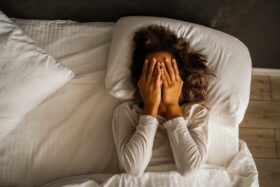 Schlaflosigkeit betrifft 38% der Deutschen. Laufen kann helfen. Erfahren Sie, wie Sport den Schlafzyklus verbessert, Stress abbaut und welche Fehler Sie vermeiden müssen.