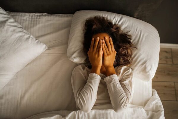 Schlaflosigkeit betrifft 38% der Deutschen. Laufen kann helfen. Erfahren Sie, wie Sport den Schlafzyklus verbessert, Stress abbaut und welche Fehler Sie vermeiden müssen.