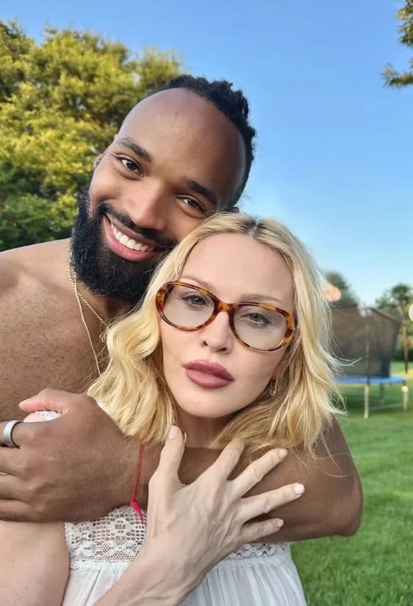 Madonna, 67, plant Hochzeit mit dem 29-jährigen Akeem Morris. Trotz 38 Jahren Altersunterschied ist die Liebe echt – ihre Kinder unterstützen sie.