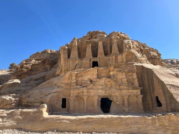 Petra in Jordanien wurde 2007 zum Weltwunder gewählt. Erfahren Sie, wie die Felsenstadt der Nabatäer entstand. Aktuelle Eintrittspreise, Flugpreise aus Deutschland und Anreise-Fakten 2025.