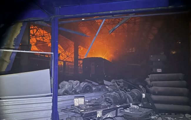 Russland hat in der Nacht Bahnobjekte in Dnipro und der Region Charkiw massiv angegriffen. Mehrere Verletzte, Zerstörungen und Brände. Details im Bericht.