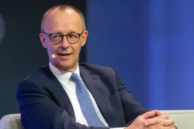 Friedrich Merz drängt Olaf Scholz zur Vertrauensfrage, erhöht den Druck auf die Koalition und schürt Spekulationen über mögliche Neuwahlen in Deutschland.