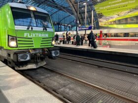 FlixTrain Verspätung: Welche Fahrgastrechte gelten, wo Fahrgäste Entschädigung beantragen und welche Kontakte bei Beschwerden helfen – rechtlich erklärt.