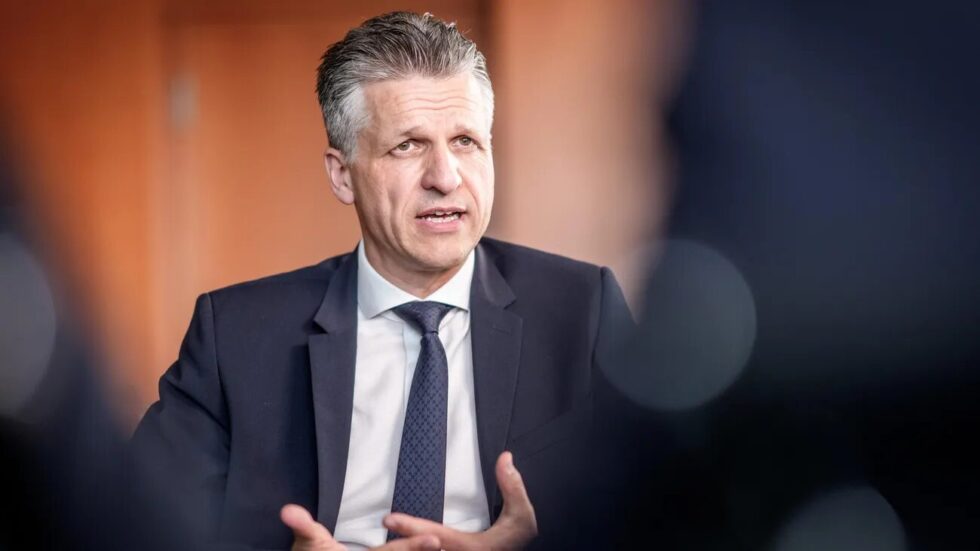 Kanzleramtschef Thorsten Frei kündigt Streichungen im Gesundheitssystem an. Fokus auf Kostenkontrolle, Praxisgebühr 2.0 und höhere Zusatzbeiträge bei TK & DAK für 2026.