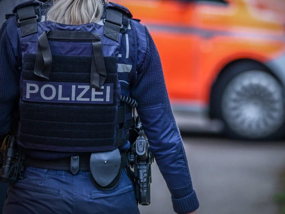 Ein 31-Jähriger Mann soll eine 35-jährige Frau in der Nacht zum Dienstag sexuell belästigt haben. Die Polizei nahm den Verdächtigen nach kurzer Fahndung fest.