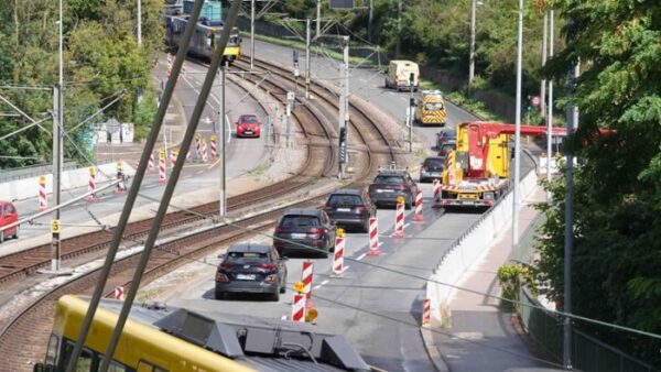 Wegen Betoninstandsetzung ist an der Löwentorbrücke in Stuttgart-Nord nur ein Fahrstreifen pro Richtung frei. Die Sperrung dauert bis Samstag.