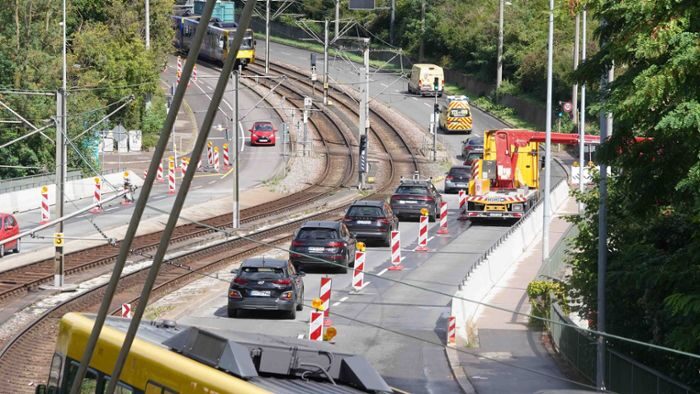 Wegen Betoninstandsetzung ist an der Löwentorbrücke in Stuttgart-Nord nur ein Fahrstreifen pro Richtung frei. Die Sperrung dauert bis Samstag.