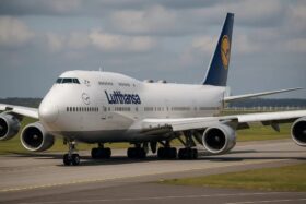 Die Senkung der deutschen Luftverkehrsteuer bringt wenig Entlastung, da der globale Flugzeugmangel die Preise treibt. Experten sehen darin das Hauptproblem für die Streckenkürzungen von Ryanair und EasyJet.