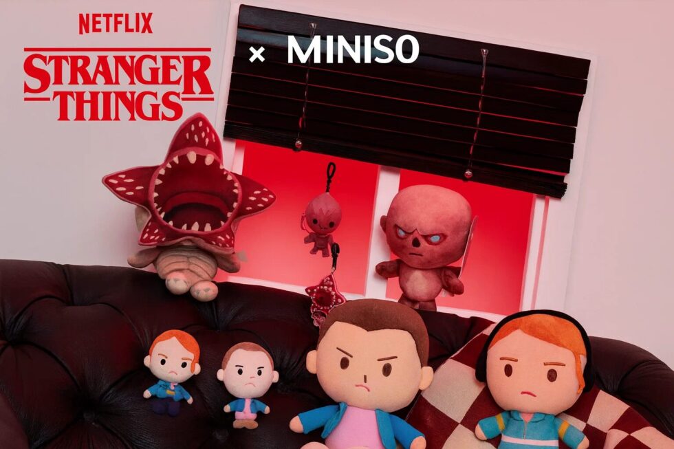 Miniso x Stranger Things erobert den Handel. Erfahren Sie alles über Plüsch, Tassen und Taschen. Die besten Giftideas zum Upside Down jetzt im Check.