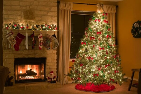 Weihnachtsbaum richtig platzieren: Vermeiden Sie Hitzequellen und Nadelverlust. Erfahren Sie, welche Raumtemperatur optimal ist. Praktische Tipps für Sicherheit und Frische.