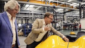 Grant Larson übernimmt die Leitung der Sonderprojekte im Porsche Design. Analyse seines Erbes (Boxster/Cayenne) und der strategischen Bedeutung für limitierte Unikate ab 2025.