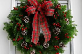 Adventskranz: Die tief verwurzelte deutsche Tradition des Zeitmessers. Fakten zur Geschichte (Wichern, 1839) und praktische Tipps für Pflege, Haltbarkeit und modernes Design 2025.