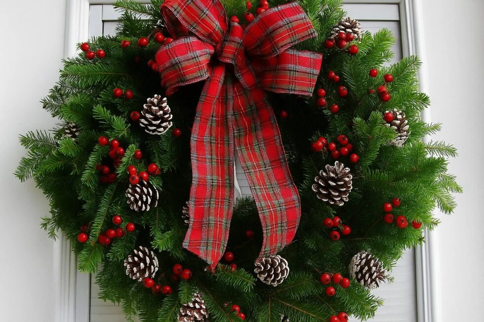 Adventskranz: Die tief verwurzelte deutsche Tradition des Zeitmessers. Fakten zur Geschichte (Wichern, 1839) und praktische Tipps für Pflege, Haltbarkeit und modernes Design 2025.