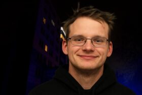 Großeinsatz in Bergkamen (NRW) nach Messerattacke: Ein Mann stach auf eine 26-jährige Mutter und ihre drei Kinder (3 bis 8) ein. Ein achtjähriger Junge schwebt in Lebensgefahr. Täter flüchtig.