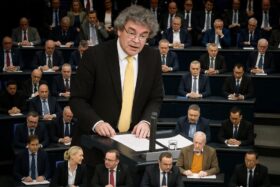 Gegen einen fraktionslosen AfD-Bundestagsabgeordneten wurde Anklage wegen des Zeigens des Hitlergrußes im Juli 2024 erhoben. Die Berliner Staatsanwaltschaft ermittelt nach Paragraf 86a StGB.