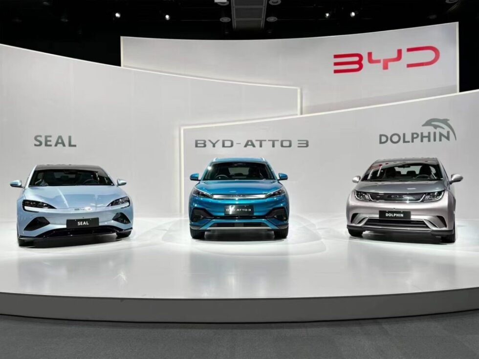 BYD ist größter E-Auto-Hersteller 2025. Mit 2,26 Millionen Verkäufen zieht China an Tesla vorbei. Erfahren Sie alles zum Machtwechsel und den Zahlen in Deutschland.