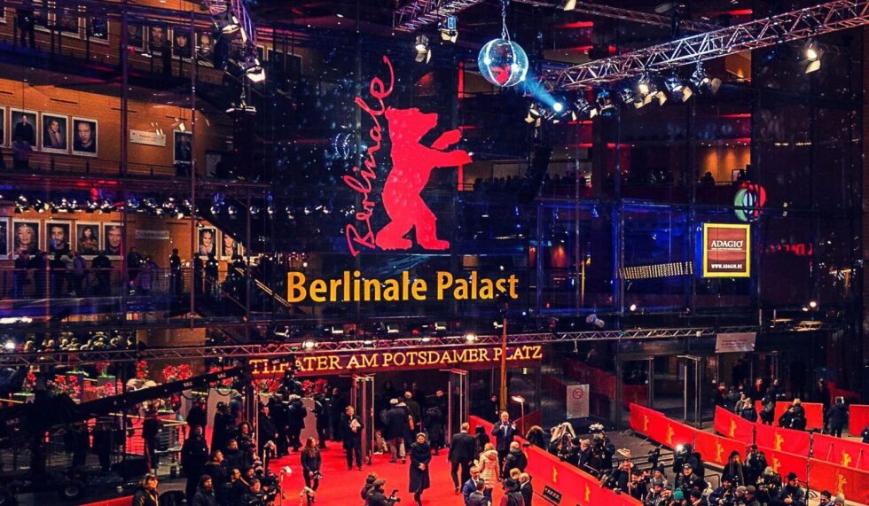 Berlinale 2026 startet am 12. Februar. Erfahren Sie alles über das Programm, Tickets, Jurypräsident Wim Wenders und die Stars auf dem Roten Teppich.