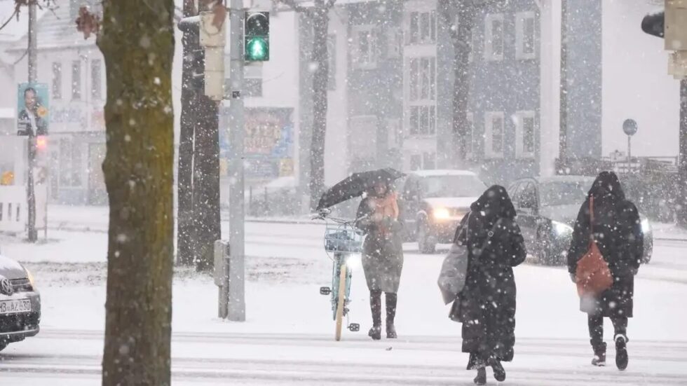 Wetter in Bremen aktuell: DWD warnt vor Schneesturm mit 20 cm Neuschnee am Freitag. Infos zu Sturmböen, Glatteisgefahr und Verkehrsbehinderungen in der Hansestadt.