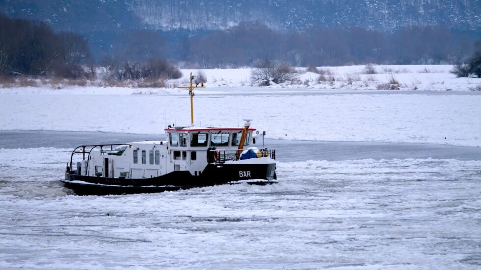 Zehn Meter hohe Eisberge blockieren die Elbe bei Geesthacht. Sechs Eisbrecher im Dauereinsatz gegen Grundeis und Niedrigwasser. Schaulustige sorgen für Verkehrschaos