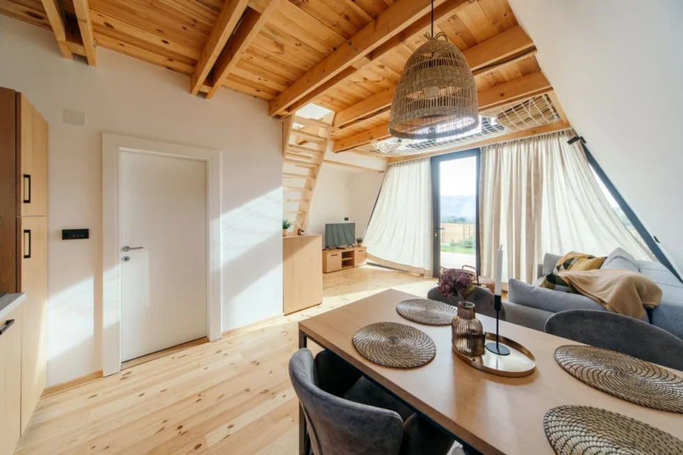 Entdecken Sie das A-Frame-Haus als ökologischen Hauptwohnsitz. Erfahren Sie mehr über GEG-Vorgaben, KfW-Förderung und schlüsselfertige Angebote für Ihr Dreieckshaus bei ATLAS HAUS.